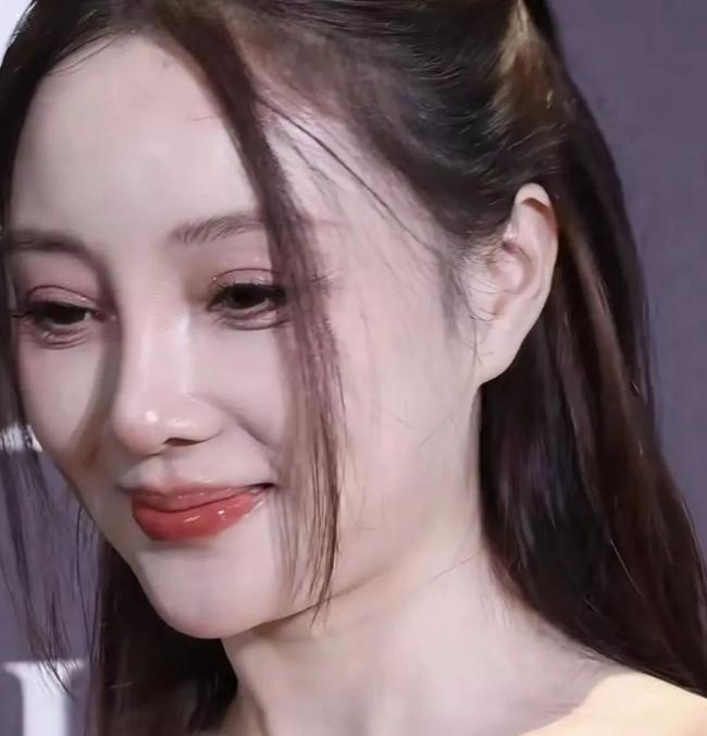 44岁李小璐参加公开活动 怼脸拍真实状态曝光 44岁李小璐参加公开活动 怼脸拍真实状态曝光