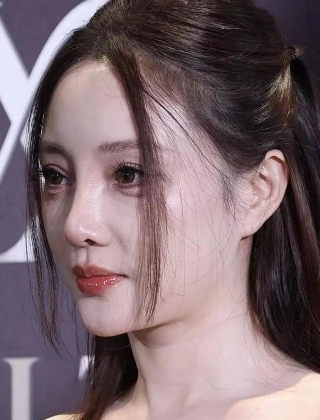 44岁李小璐参加公开活动 怼脸拍真实状态曝光 44岁李小璐参加公开活动 怼脸拍真实状态曝光