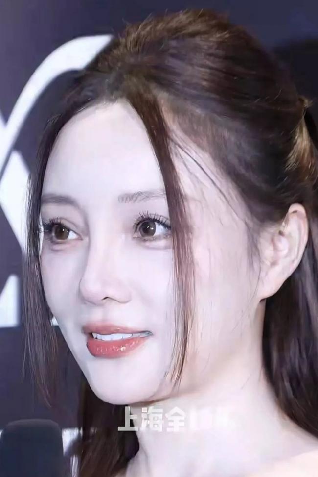 44岁李小璐参加公开活动 怼脸拍真实状态曝光 44岁李小璐参加公开活动 怼脸拍真实状态曝光