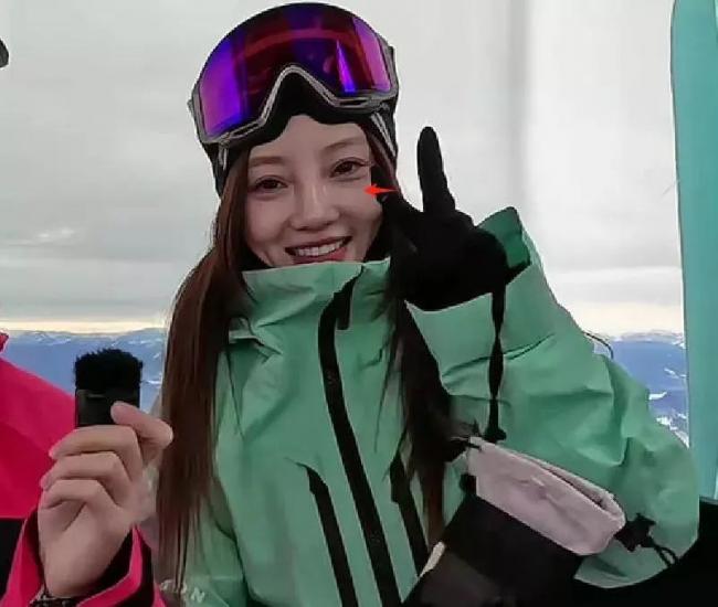 44岁李小璐参加公开活动 怼脸拍真实状态曝光 44岁李小璐参加公开活动 怼脸拍真实状态曝光