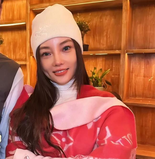 44岁李小璐参加公开活动 怼脸拍真实状态曝光 44岁李小璐参加公开活动 怼脸拍真实状态曝光