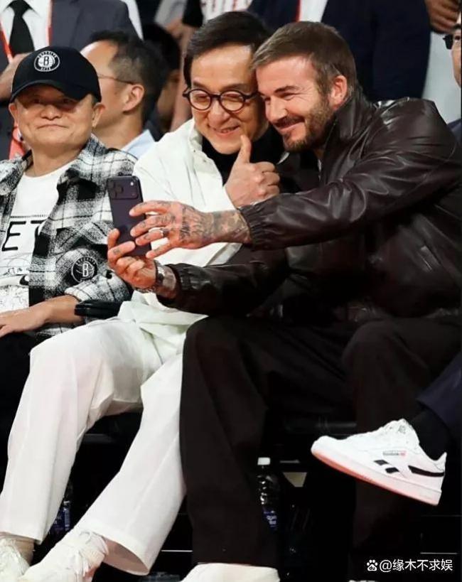 成龙被指不尊重马云 合影不带他还忽略他搭讪 成龙被指不尊重马云 合影不带他还忽略他搭讪