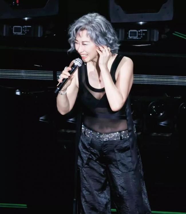 这是64岁?叶倩文穿透视装大秀身材 健身太重要 这是64岁?叶倩文穿透视装大秀身材 健身太重要