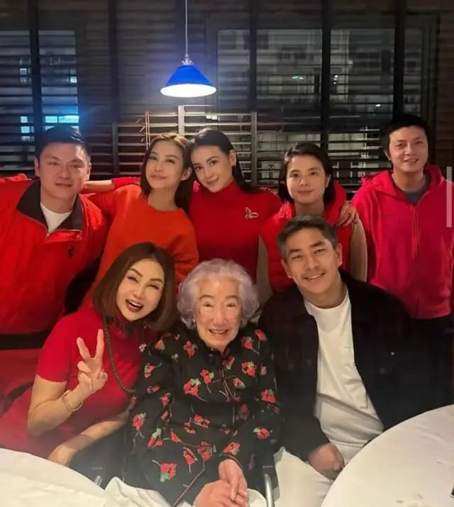 初代琼瑶女郎罕谈豪门家规 每天要向婆婆敬茶 初代琼瑶女郎罕谈豪门家规 每天要向婆婆敬茶