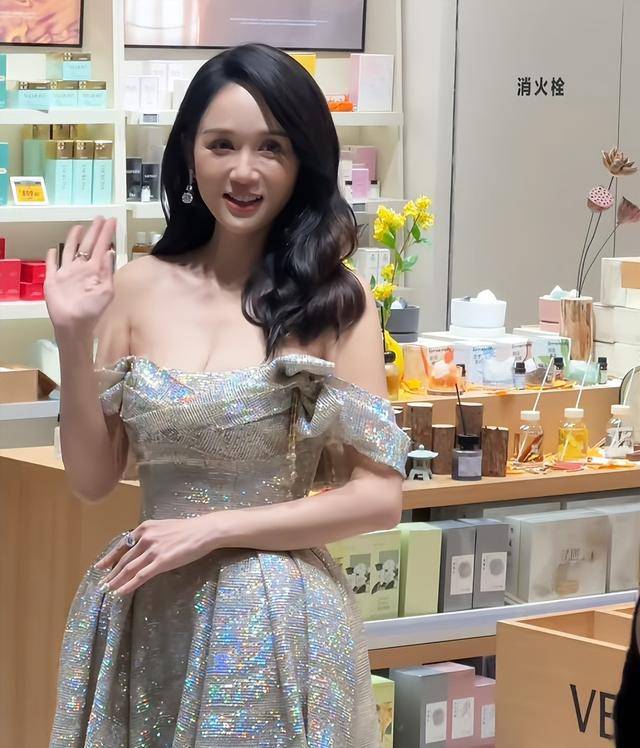 49岁田海蓉风波后首露面，生图像60岁老太