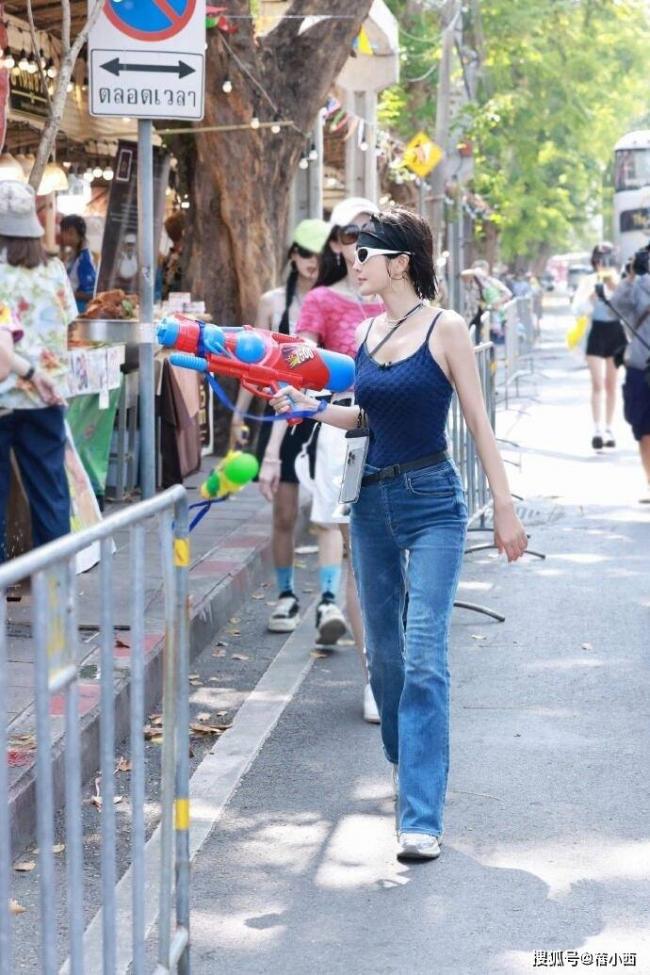 46岁秦岚的湿身照曝光！腰臀比太绝了
