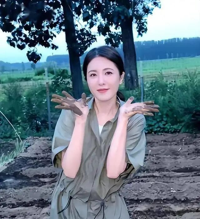 她靠美貌征服无数男人 48岁回老家种地素颜出镜 她靠美貌征服无数男人 48岁回老家种地素颜出镜