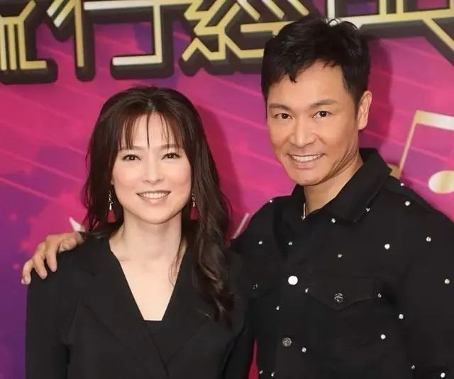 香港知名女星离婚后迎新恋情 主动挽上秃头男 香港知名女星离婚后迎新恋情 主动挽上秃头男