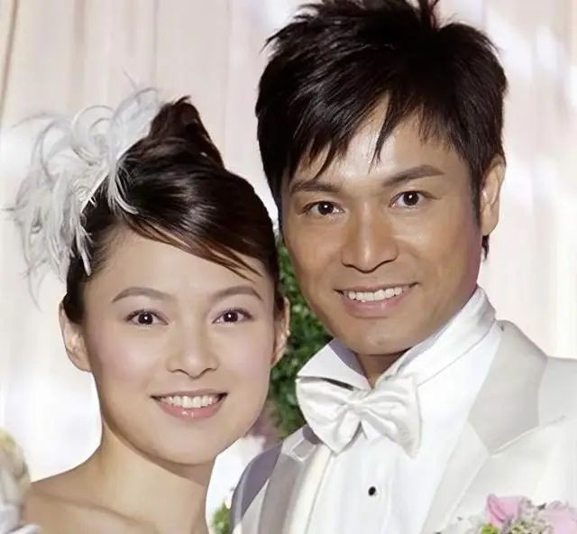 香港知名女星离婚后迎新恋情 主动挽上秃头男 香港知名女星离婚后迎新恋情 主动挽上秃头男