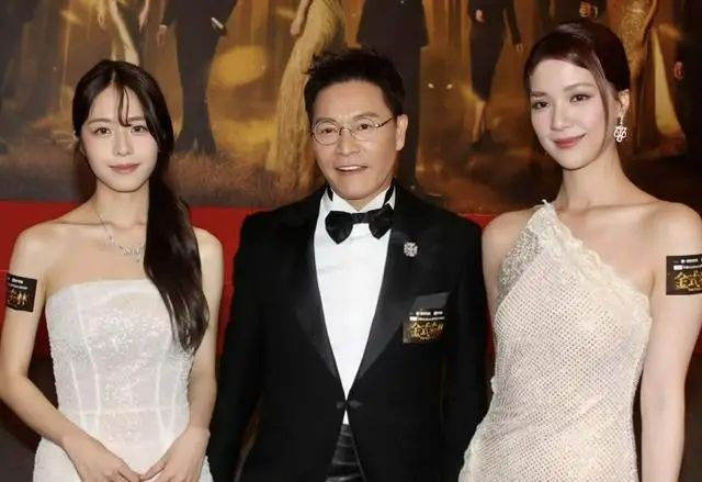 香港知名女星离婚后迎新恋情 主动挽上秃头男 香港知名女星离婚后迎新恋情 主动挽上秃头男