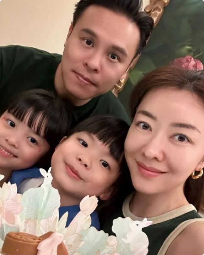 熊黛林老公基因真强大 两个女儿都长得像他 熊黛林老公基因真强大 两个女儿都长得像他