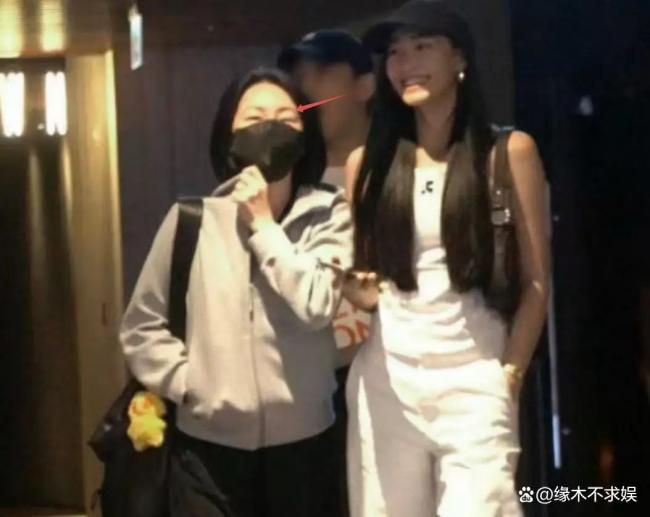 小S和女儿看电影 眼睛肿胀已活成另一个S妈 小S和女儿看电影 眼睛肿胀已活成另一个S妈