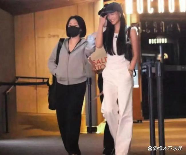 小S和女儿看电影 眼睛肿胀已活成另一个S妈 小S和女儿看电影 眼睛肿胀已活成另一个S妈