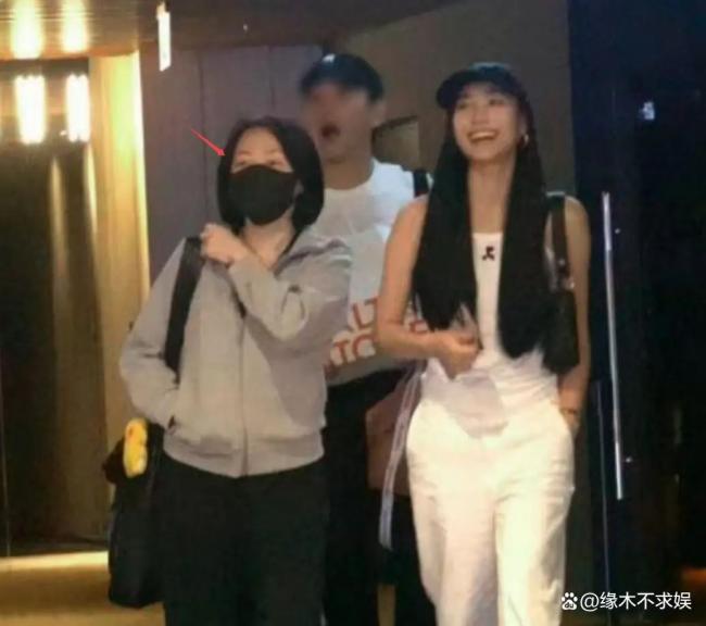 小S和女儿看电影 眼睛肿胀已活成另一个S妈 小S和女儿看电影 眼睛肿胀已活成另一个S妈