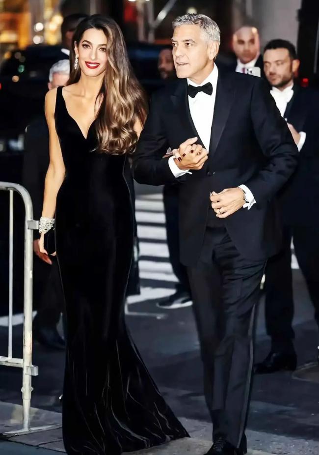 63岁乔治克鲁尼太幸福 身价30亿娶小17岁律师 63岁乔治克鲁尼太幸福 身价30亿娶小17岁律师