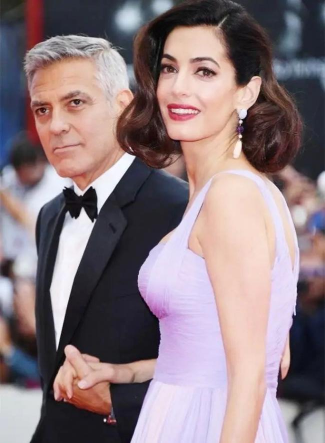 63岁乔治克鲁尼太幸福 身价30亿娶小17岁律师 63岁乔治克鲁尼太幸福 身价30亿娶小17岁律师