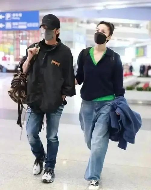 谢霆锋近照曝光!44岁满头白发 55岁王菲更年轻 谢霆锋近照曝光!44岁满头白发 55岁王菲更年轻