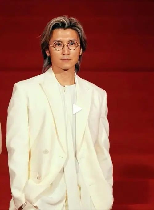 谢霆锋近照曝光!44岁满头白发 55岁王菲更年轻 谢霆锋近照曝光!44岁满头白发 55岁王菲更年轻