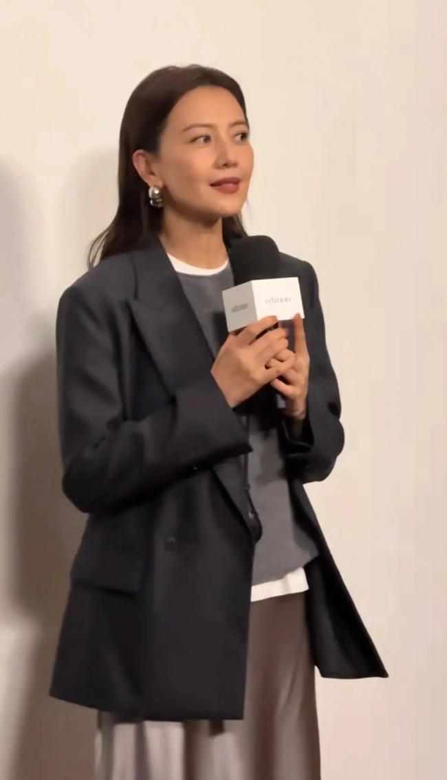 高圆圆董洁同框对比太惨烈 一个眼神发光一个... 高圆圆董洁同框对比太惨烈 一个眼神发光一个...