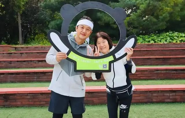 李亚鹏父亲离世母亲已81岁 哥哥因钱反目 李亚鹏父亲离世母亲已81岁 哥哥因钱反目