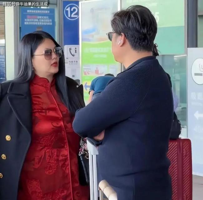 49岁李湘机场照体重失控 网友调侃像一座山 49岁李湘机场照体重失控 网友调侃像一座山