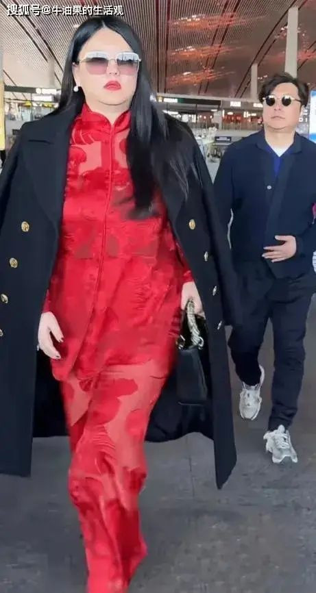 49岁李湘机场照体重失控 网友调侃像一座山 49岁李湘机场照体重失控 网友调侃像一座山