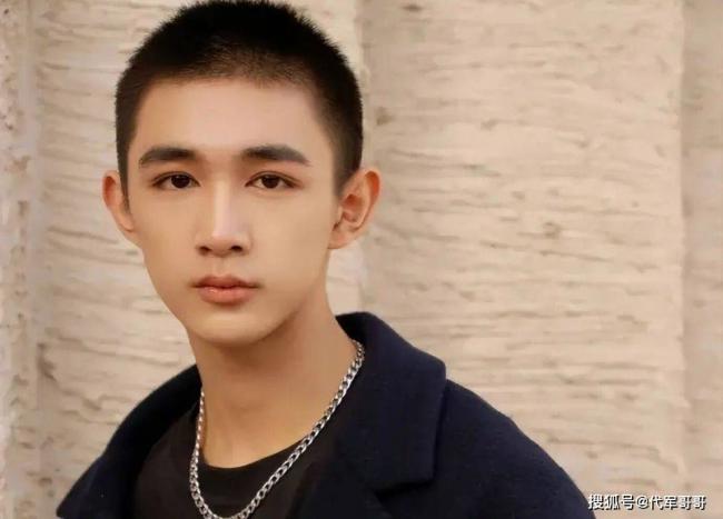 19岁中国顶流男星被曝脚踩三只船 殴打大4岁女友 19岁中国顶流男星被曝脚踩三只船 殴打大4岁女友