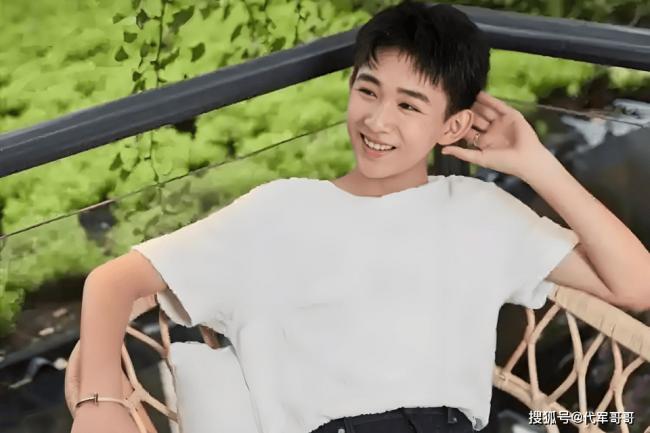 19岁中国顶流男星被曝脚踩三只船 殴打大4岁女友 19岁中国顶流男星被曝脚踩三只船 殴打大4岁女友