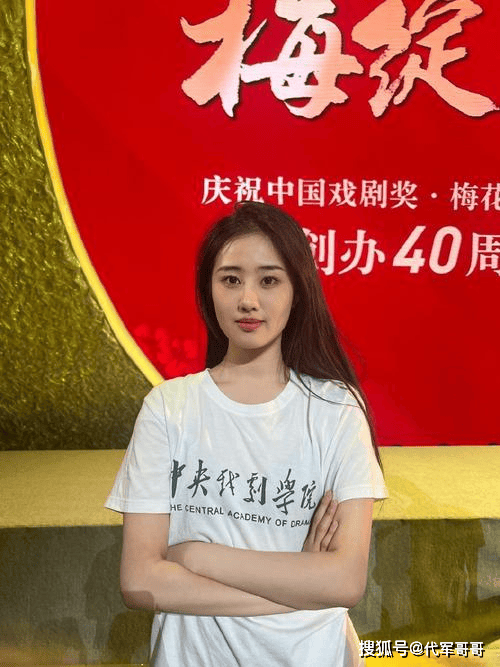 19岁中国顶流男星被曝脚踩三只船 殴打大4岁女友 19岁中国顶流男星被曝脚踩三只船 殴打大4岁女友