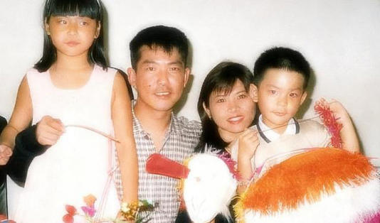 看看李连杰  才知元彪娶普通女人移居国外多英明