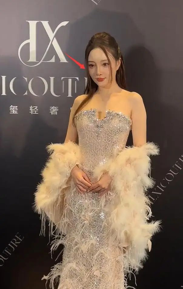 44岁李小璐现身难扛生图 卧蚕老鼻子变棍子 44岁李小璐现身难扛生图 卧蚕老鼻子变棍子