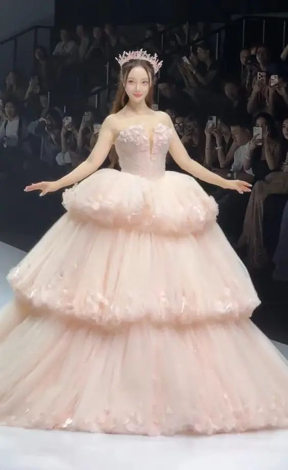 44岁李小璐现身难扛生图 卧蚕老鼻子变棍子 44岁李小璐现身难扛生图 卧蚕老鼻子变棍子