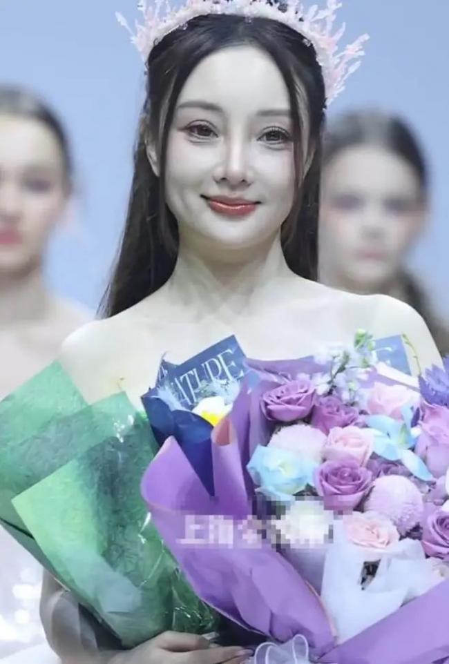 44岁李小璐现身难扛生图 卧蚕老鼻子变棍子 44岁李小璐现身难扛生图 卧蚕老鼻子变棍子