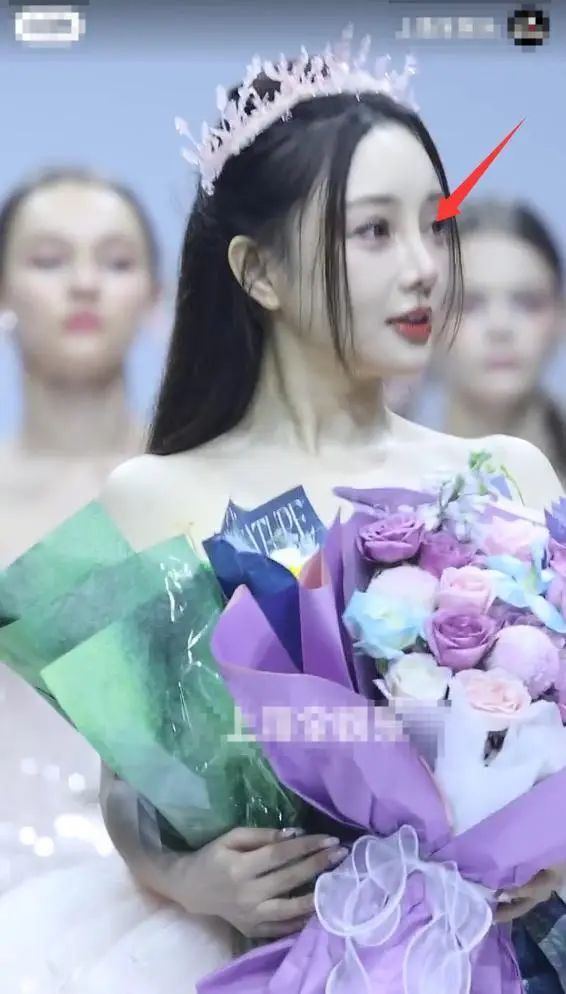 44岁李小璐现身难扛生图 卧蚕老鼻子变棍子 44岁李小璐现身难扛生图 卧蚕老鼻子变棍子