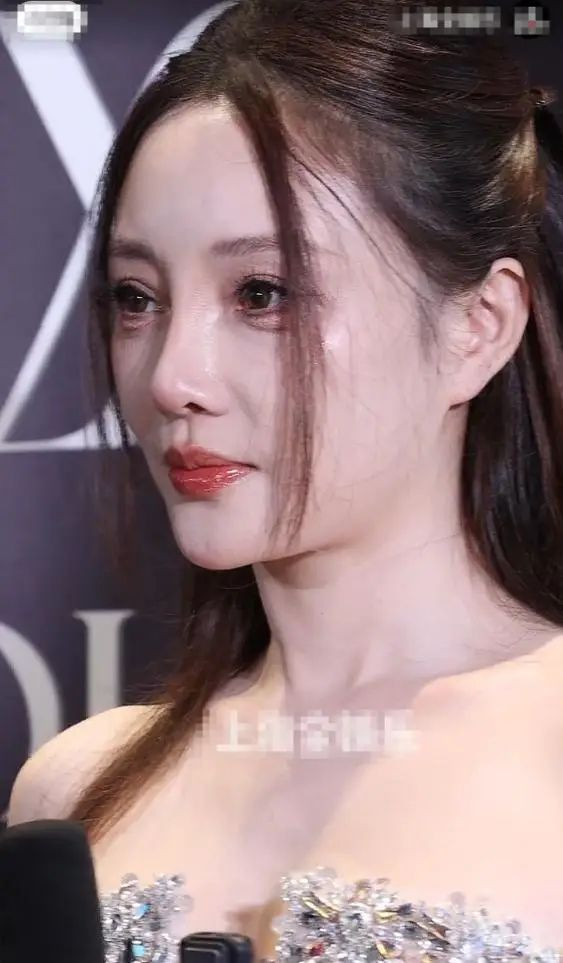 44岁李小璐现身难扛生图 卧蚕老鼻子变棍子 44岁李小璐现身难扛生图 卧蚕老鼻子变棍子