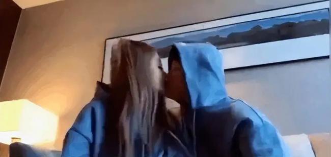 44岁李小璐现身难扛生图 卧蚕老鼻子变棍子 44岁李小璐现身难扛生图 卧蚕老鼻子变棍子