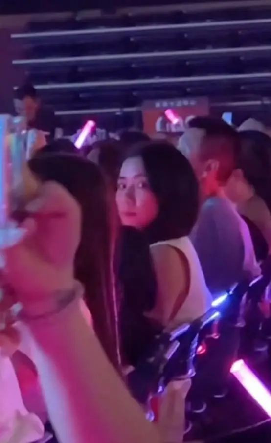 香港知名天王7岁女儿罕现身 其妻子目露凶光 香港知名天王7岁女儿罕现身 其妻子目露凶光