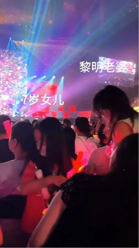 香港知名天王7岁女儿罕现身 其妻子目露凶光 香港知名天王7岁女儿罕现身 其妻子目露凶光