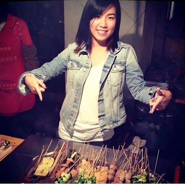 香港知名天王7岁女儿罕现身 其妻子目露凶光 香港知名天王7岁女儿罕现身 其妻子目露凶光