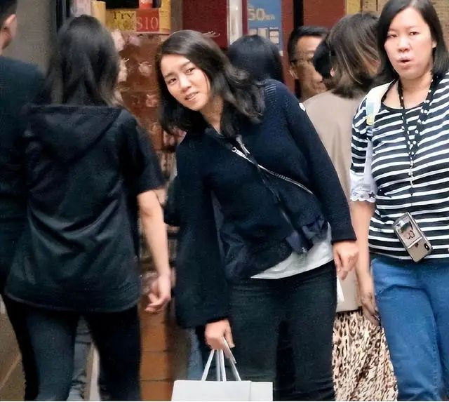 香港知名天王7岁女儿罕现身 其妻子目露凶光 香港知名天王7岁女儿罕现身 其妻子目露凶光