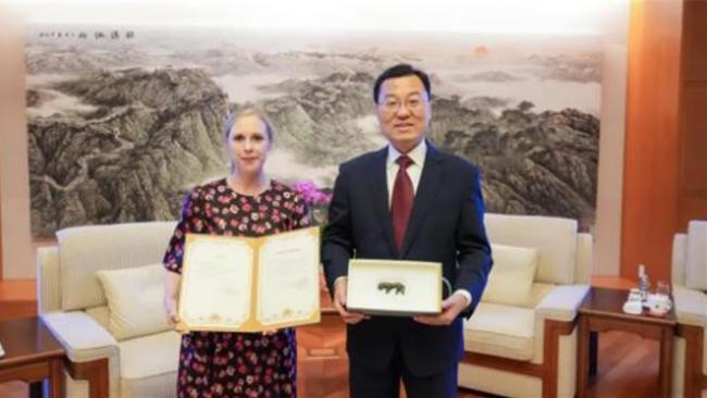 美国民间返还春秋战国“虎牌”　谢锋接收