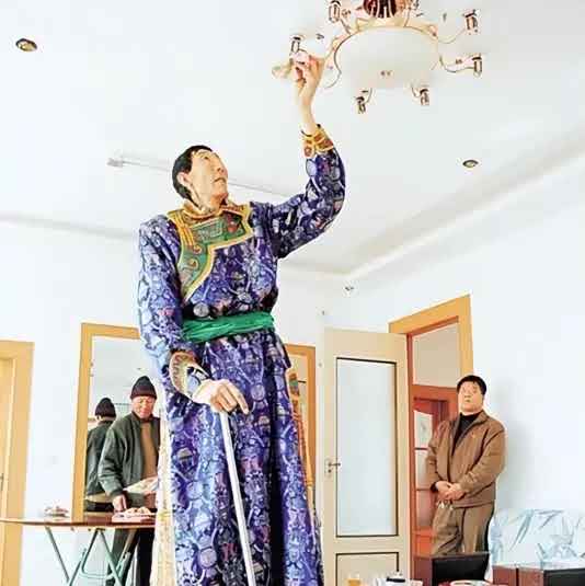 中国第一巨人不听劝告非要生子 现在儿子多高了 中国第一巨人不听劝告非要生子 现在儿子多高了