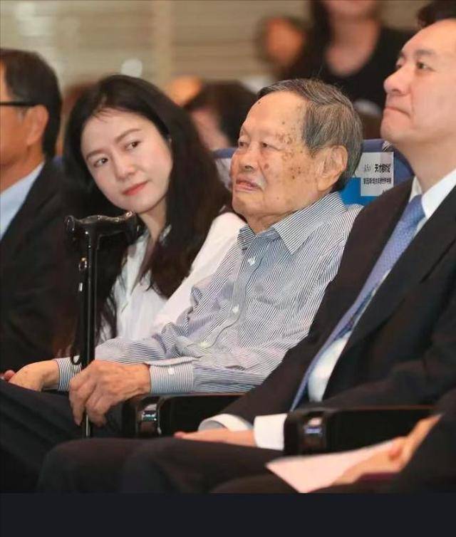 杨振宁清华别墅曝光 白墙上挂着百万名画太抢眼