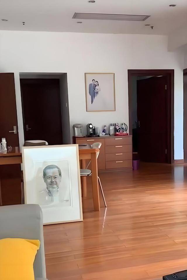 杨振宁清华别墅曝光 白墙上挂着百万名画太抢眼
