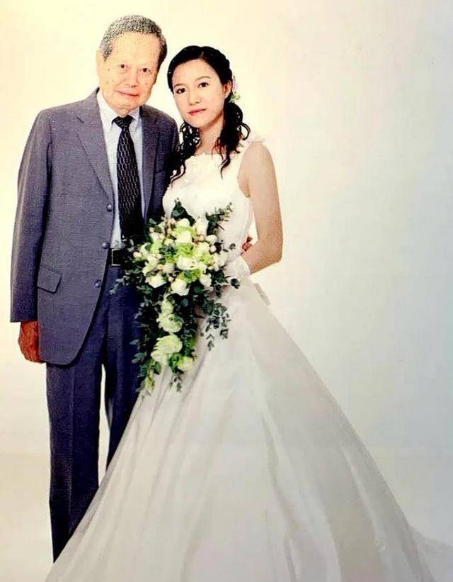 杨振宁清华别墅曝光 白墙上挂着百万名画太抢眼