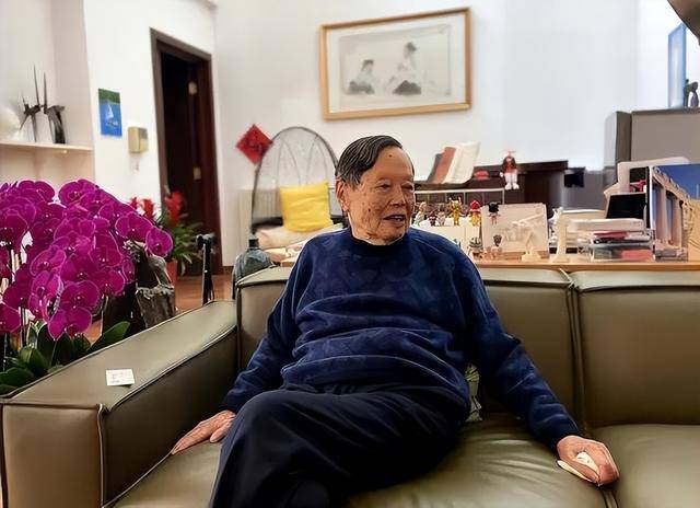 杨振宁清华别墅曝光 白墙上挂着百万名画太抢眼