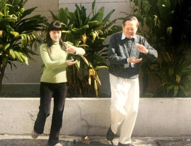 杨振宁清华别墅曝光 白墙上挂着百万名画太抢眼