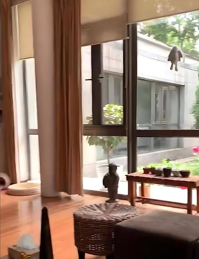 杨振宁清华别墅曝光 白墙上挂着百万名画太抢眼