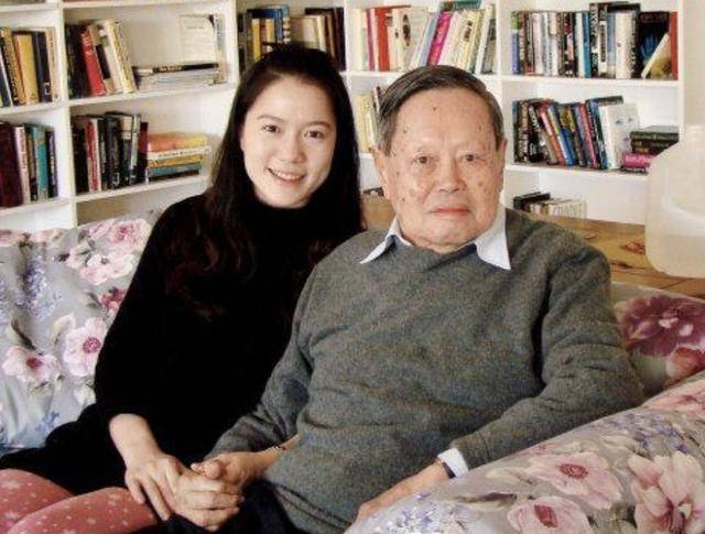 杨振宁清华别墅曝光 白墙上挂着百万名画太抢眼
