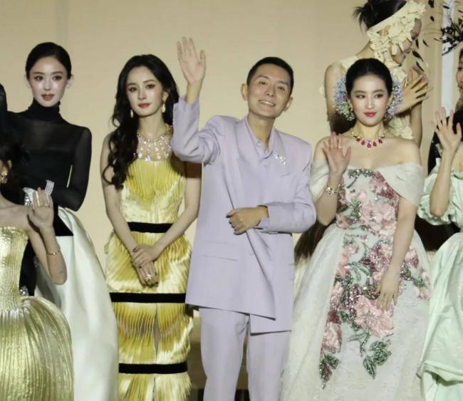 85花争锋名场面!刘亦菲杨幂同框互不搭理 85花争锋名场面!刘亦菲杨幂同框互不搭理